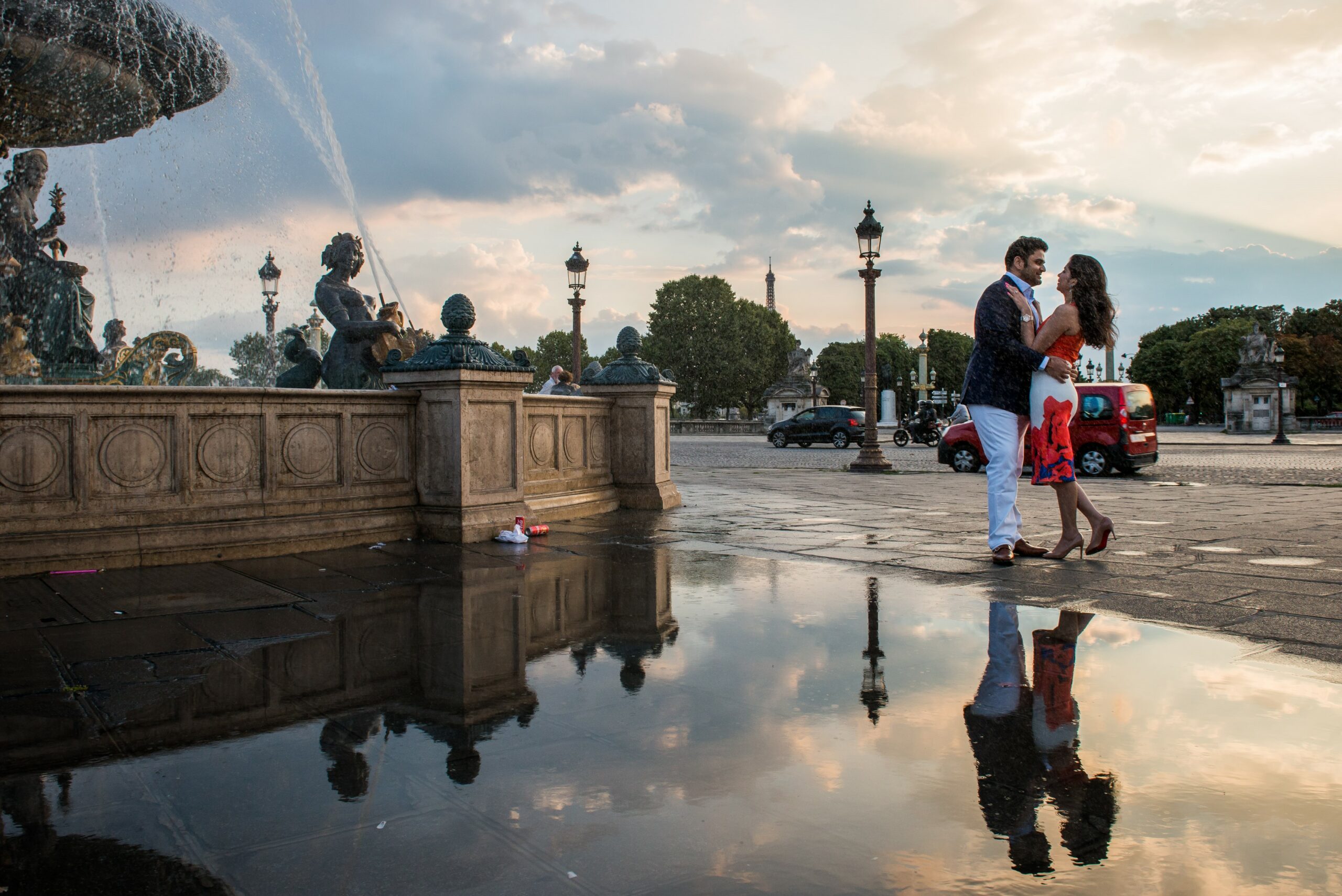 romantic couple place de la concorde